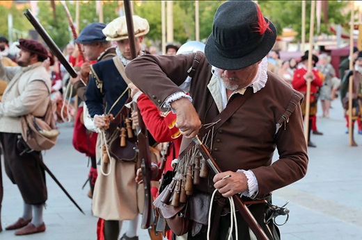 Se presentaba como una novedad este año, y no ha dejado indiferente a nadie. En la tarde de este viernes, Medina del Campo volvía a ser testigo de una nueva recreación histórica enmarcada en la Feria de Imperiales y Comuneros que ha colmado de ... historia y tradición el centro neurálgico de la localidad.